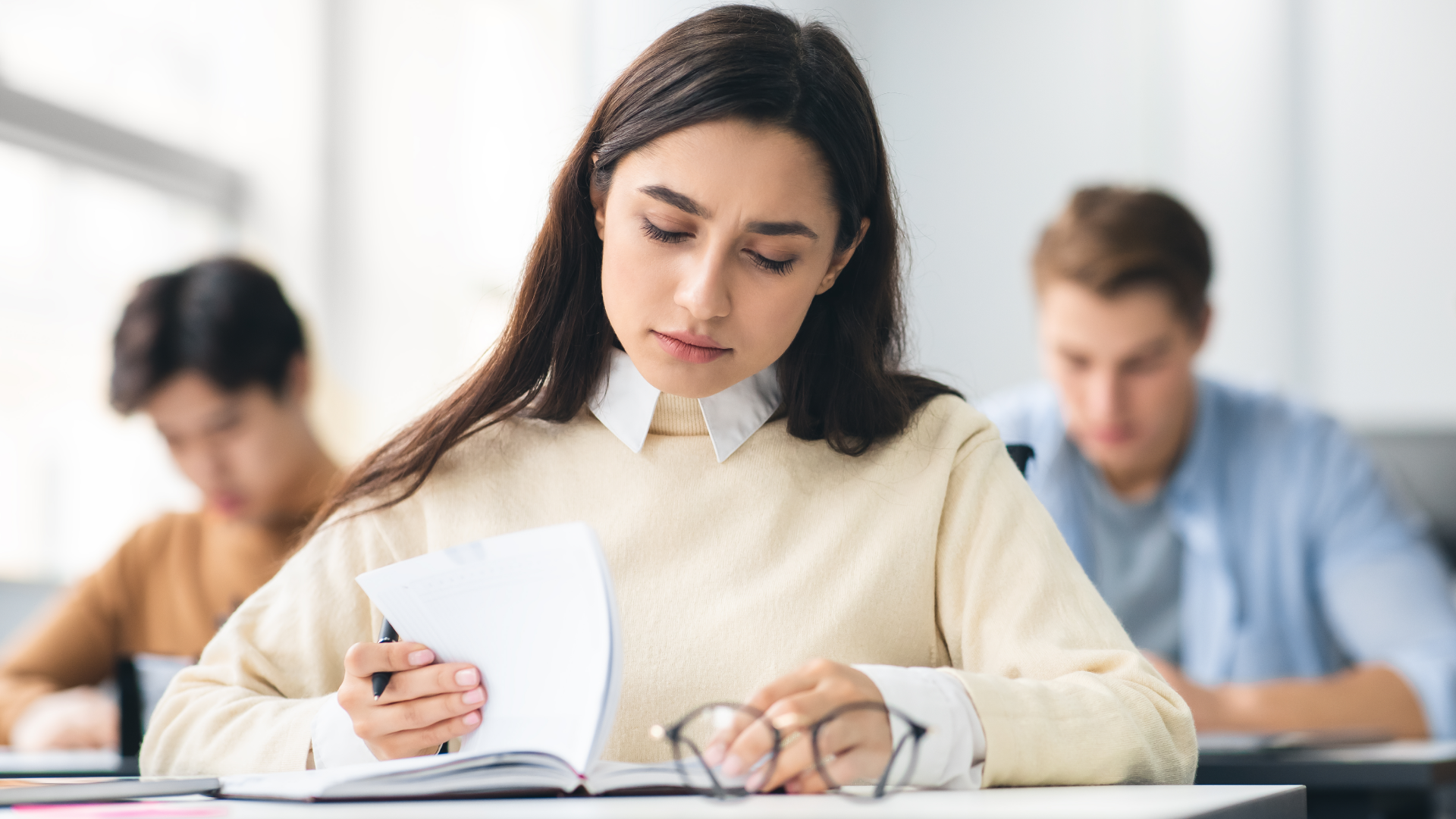 Cum să obții cetățenia germană? Ghid pas cu pas 4 Persoană care completează testul de cetățenie germană, adică examen obligatoriu pentru obținerea cetățeniei germane.