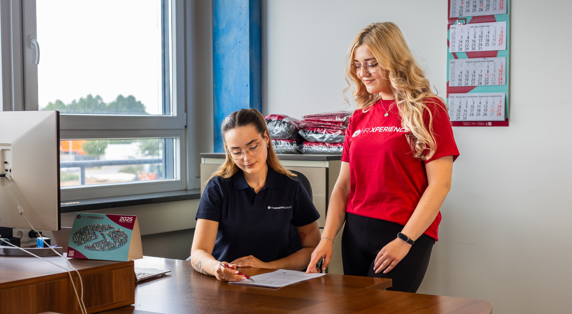 Pracownik zapoznaje się z dokumentami podczas podpisania umowy o pracę.