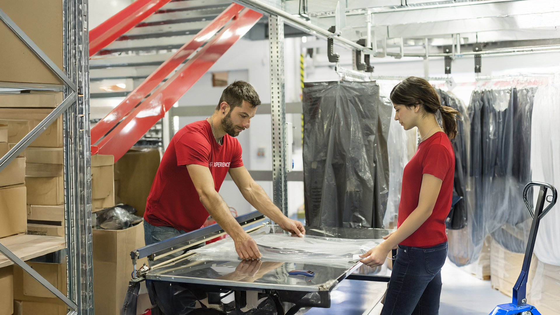 Cum să schimbi clasa de impozitare în Germania în 2025 – ghid practic 3 Cuplu care lucrează într-un depozit din Germania – soț și soție angajați prin HR XPERIENCE, beneficiind de avantaje fiscale comune și de un loc de muncă stabil în străinătate