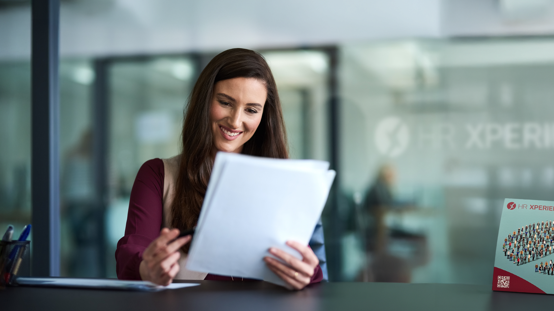 Minijob în Germania – tot ce trebuie să știi 3 Un nou angajat, înainte de a începe munca în depozit, se familiarizează cu contractul de muncă german, care garantează siguranță deplină