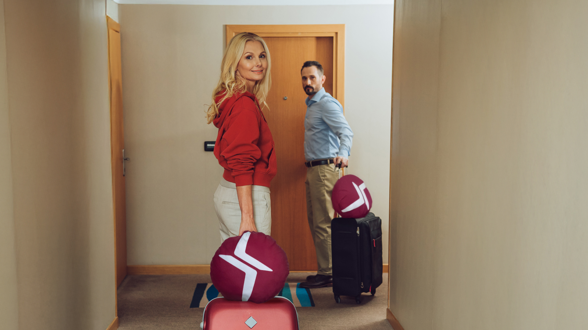 Pracownik magazynowy HR XPERIENCE przed firmowym zakwaterowaniem, które jest jednym z elementów stabilnej pracy w Niemczech