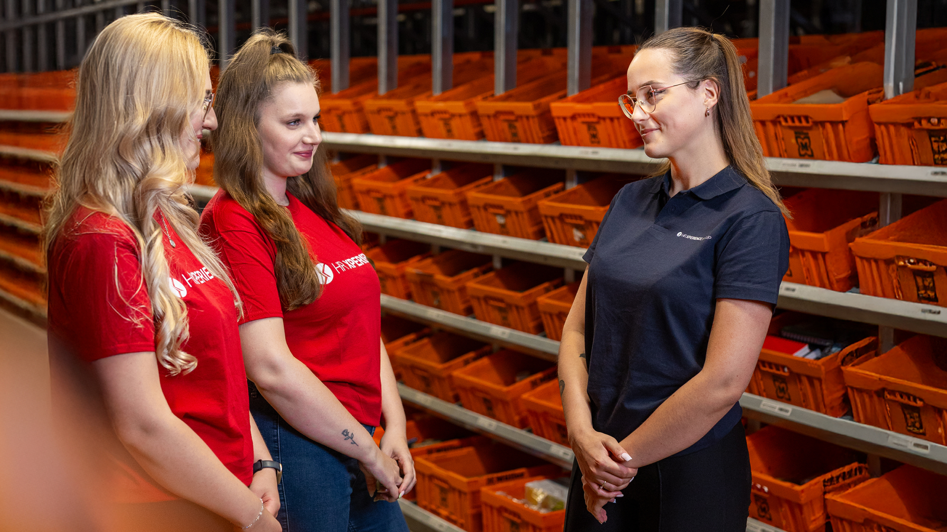 Manipulare comisionare – în ce constă munca într-un depozit din Germania? Ghid pentru candidați 3 Instruirea unui nou angajat al depozitului din Germania – integrarea unui lucrător la comenzi de către Team Leaderul HR XPERIENCE înainte de începerea activității