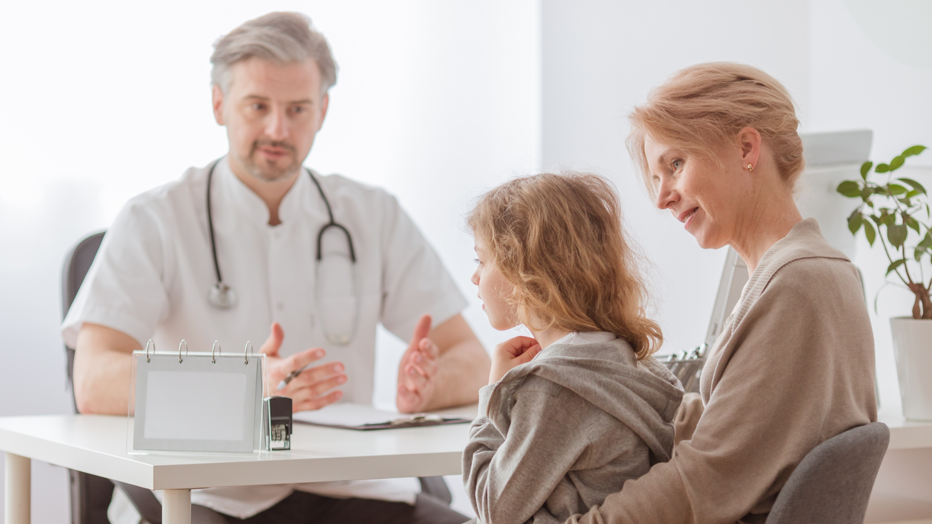 Wizyta z dzieckiem u lekarza jest możliwa dzięki rodzinnemu ubezpieczeniu zdrowotnemu w Niemczech, którym pracownik może objąć swoich najbliższych