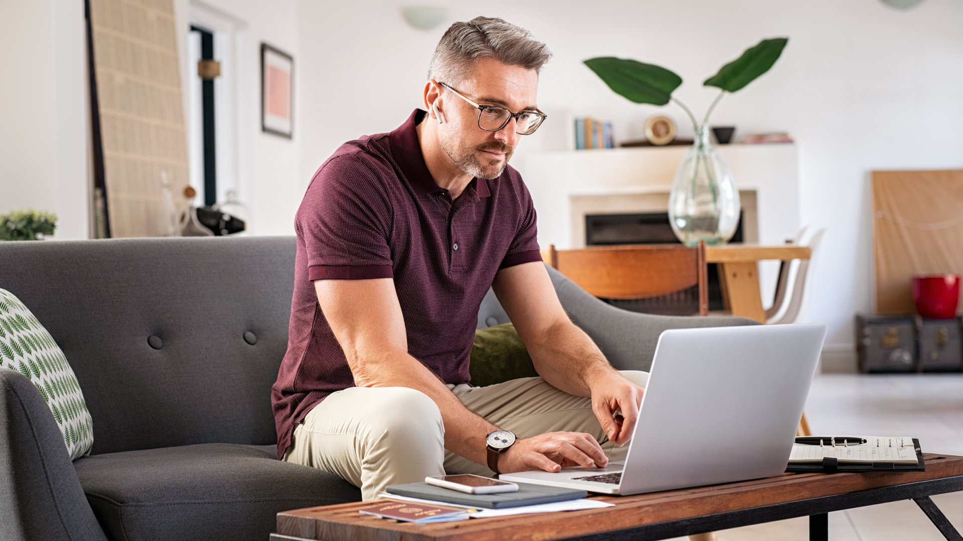 Candidatul la un loc de muncă obține online certificatul de cazier judiciar pe computer, înainte de plecarea la muncă în Germania