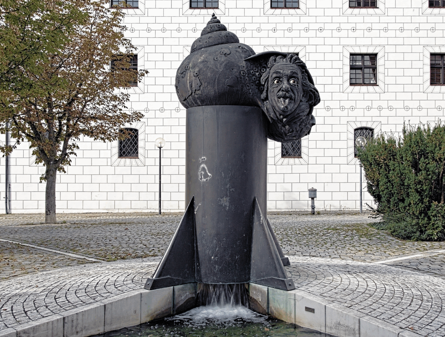 Fontanna Einsteina w Ulm to symbol miasta rodzinnego naukowca, łączącego historię i nowoczesność