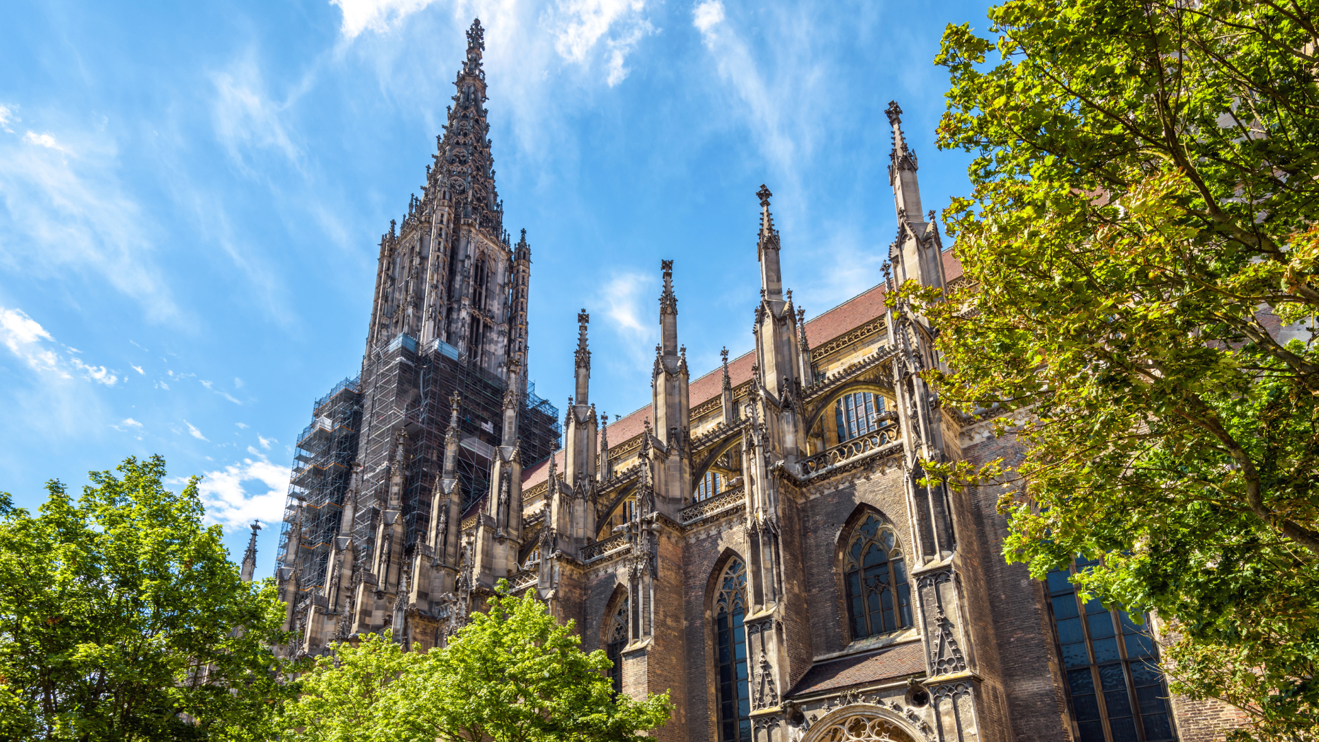 Katedra w Ulm to jeden z największych budynków kościelnych na świecie i symbol miasta, w którym można pracować w Niemczech bez znajomości języka