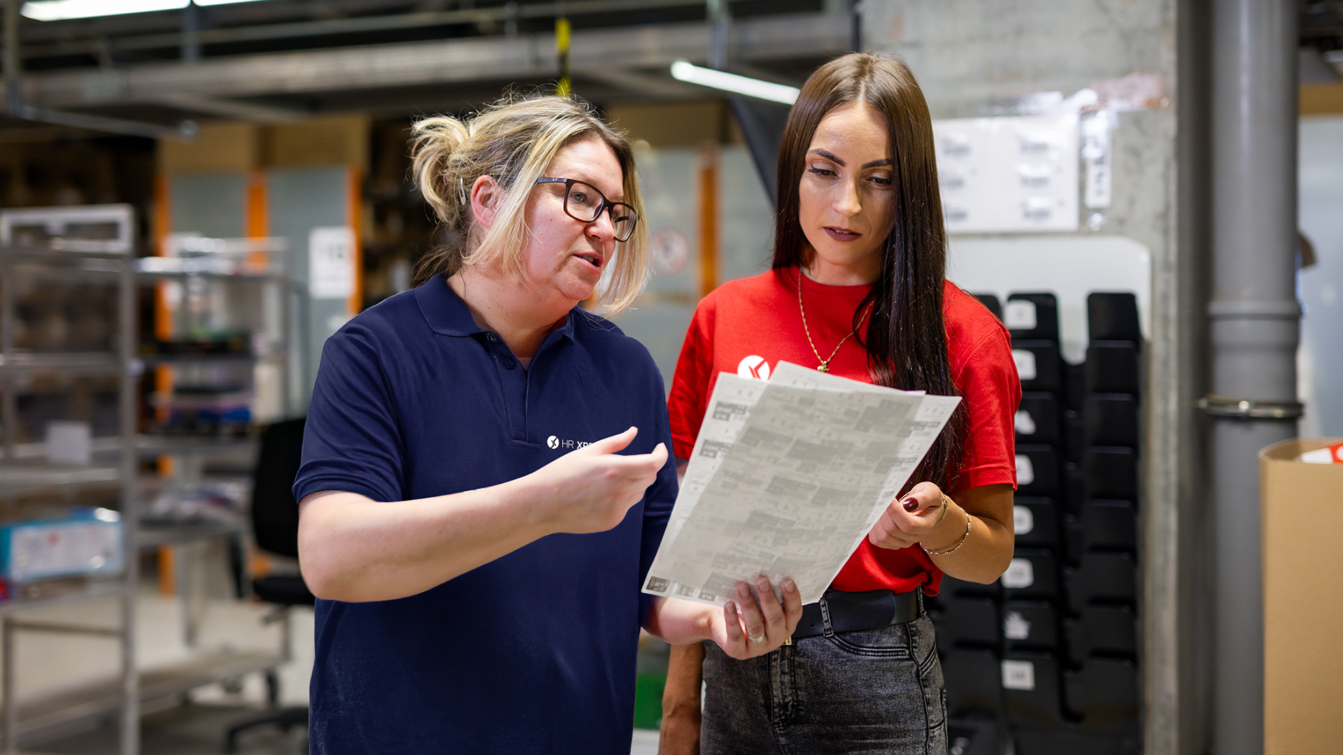 Team Leader la munca temporară din Germania – cine este și în ce constă această activitate? 2 Team Leader HR XPERIENCE sprijină angajații depozitului în timpul muncii în Germania