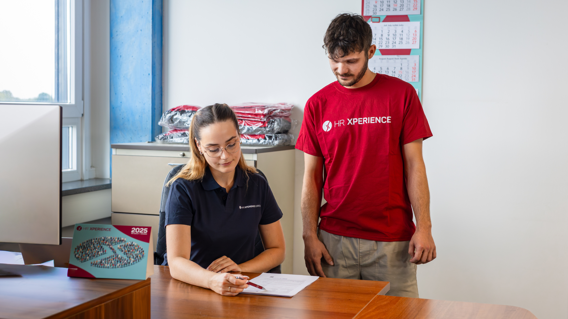 Pracownik w Niemczech zapoznaje się z pisemną umową o pracę tymczasową zawierającą dane pracodawcy, wynagrodzenie i warunki zatrudnienia