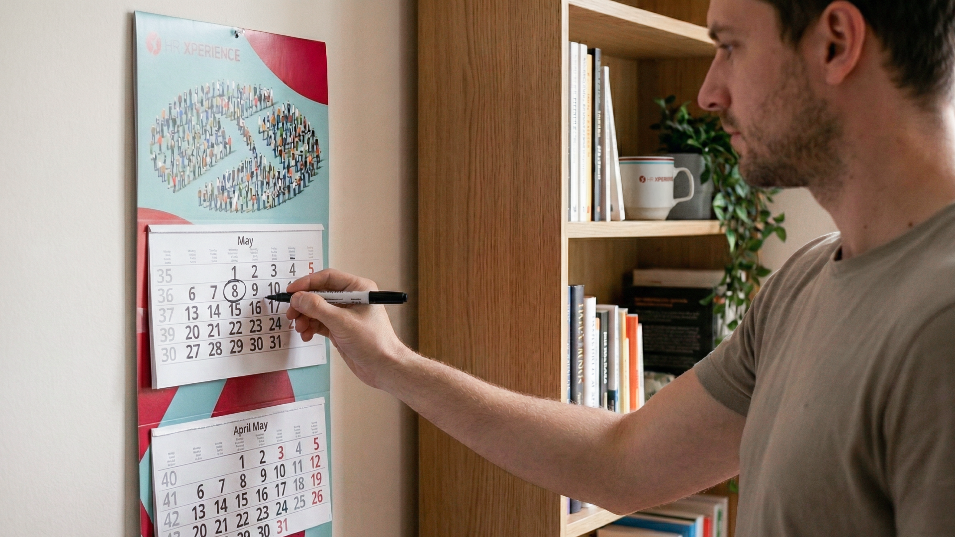 Pracownik magazynu w Niemczech planuje urlop na cały rok, sprawdzając dni wolne i święta we wszystkich landach