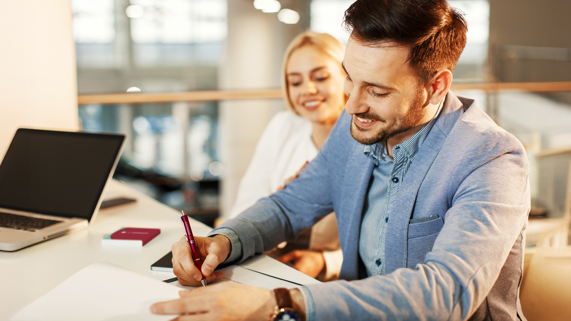 Achiziționarea unei locuințe în Germania – la ce trebuie să fii atent? 3 Semnarea contractului de credit ipotecar în Germania pentru achiziționarea unui apartament de către un angajat din România
